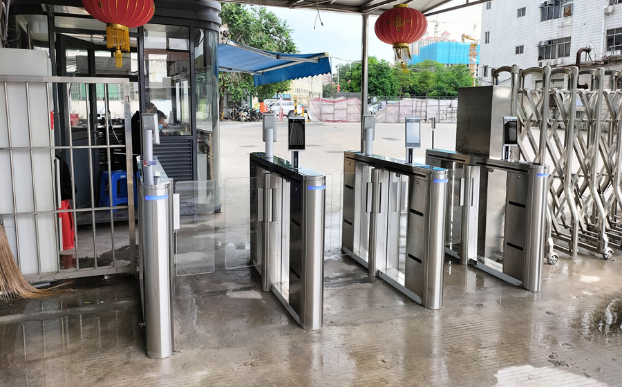  深圳工廠大門口室外擺閘機案例